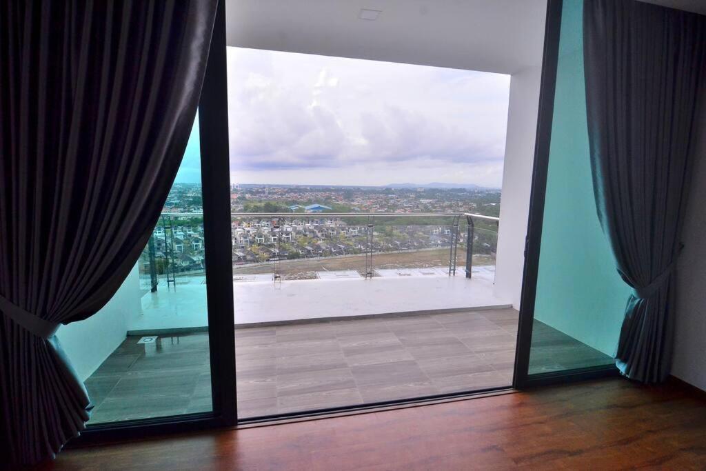 Lovely Vivamall City View With 2 Card Lv12 Kuching Luaran gambar