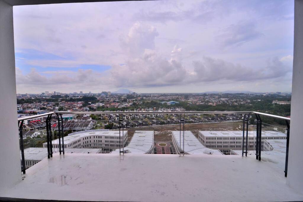 Lovely Vivamall City View With 2 Card Lv12 Kuching Luaran gambar