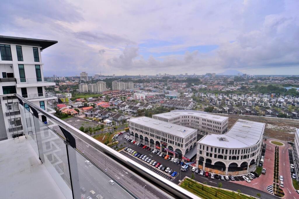 Lovely Vivamall City View With 2 Card Lv12 Kuching Luaran gambar